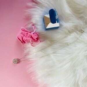 NIB Avon Women’s Vintage Circle Heart Pendant Necklace in Pouch Silver